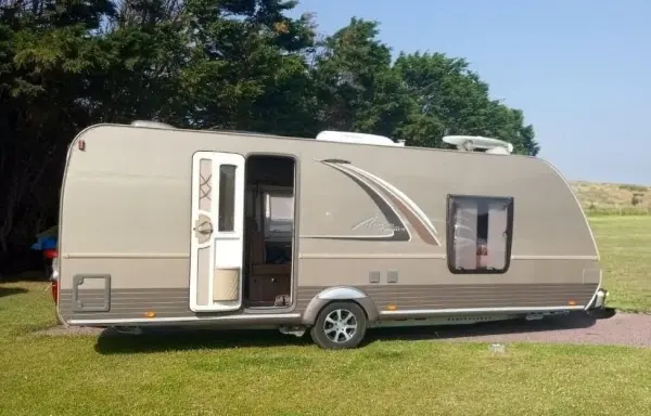 Būrstner Averso Top 545 TS – luksusowa przyczepa kempingowa z klimatyzacją – TERAZ W PROMOCJI!!! - fotografie 2