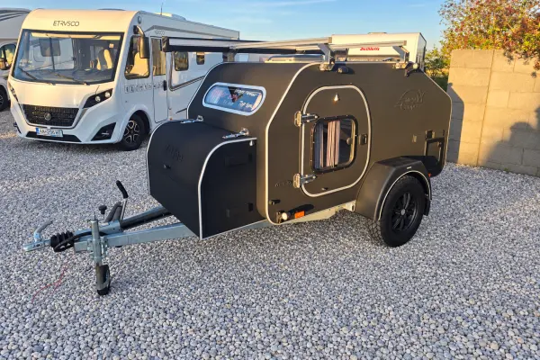 LifeStyle Camper X-Line Premium (2021) – 750 kg | OFF-ROAD | Markiza | Panel Solarny - fotografie 5