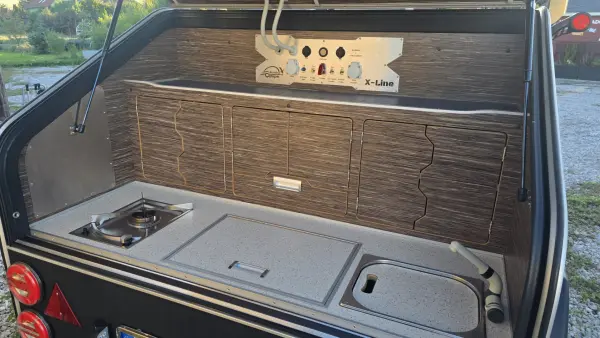 LifeStyle Camper X-Line Premium (2021) – 750 kg | OFF-ROAD | Markiza | Panel Solarny - fotografie 10